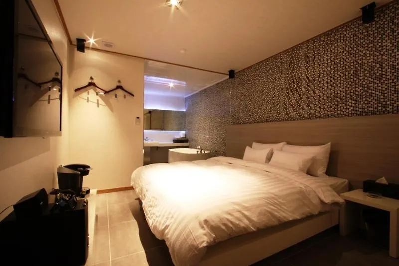 At Noon Hotel Shinchon Seoul 2*,  South Korea